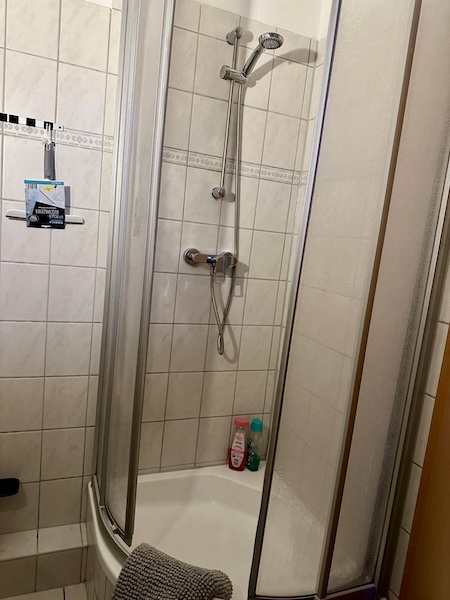 Eine Duschkabine in einer Wohnung des betreuten Wohnens von Neue Wege.