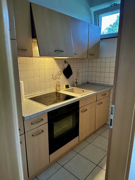 Eine Küchenzeile in einer Wohnung des betreuten Wohnens von Neue Wege.