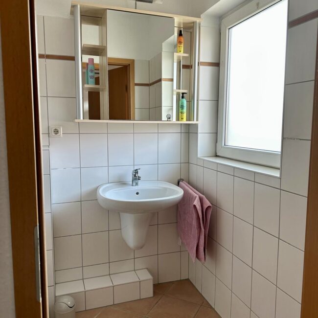 Ein Waschbecken im Bad einer Wohnung des betreuten Wohnens von Neue Wege.